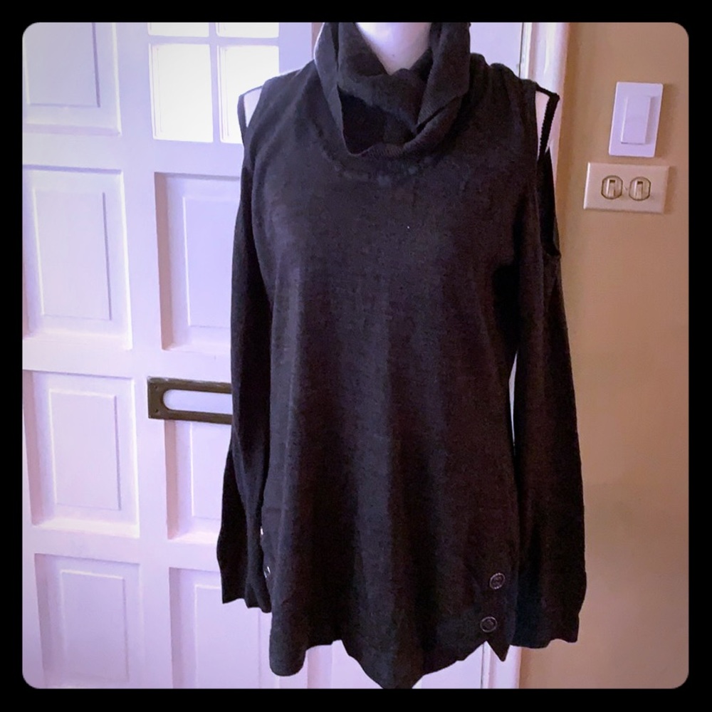 🔵 Cold shoulder sweater